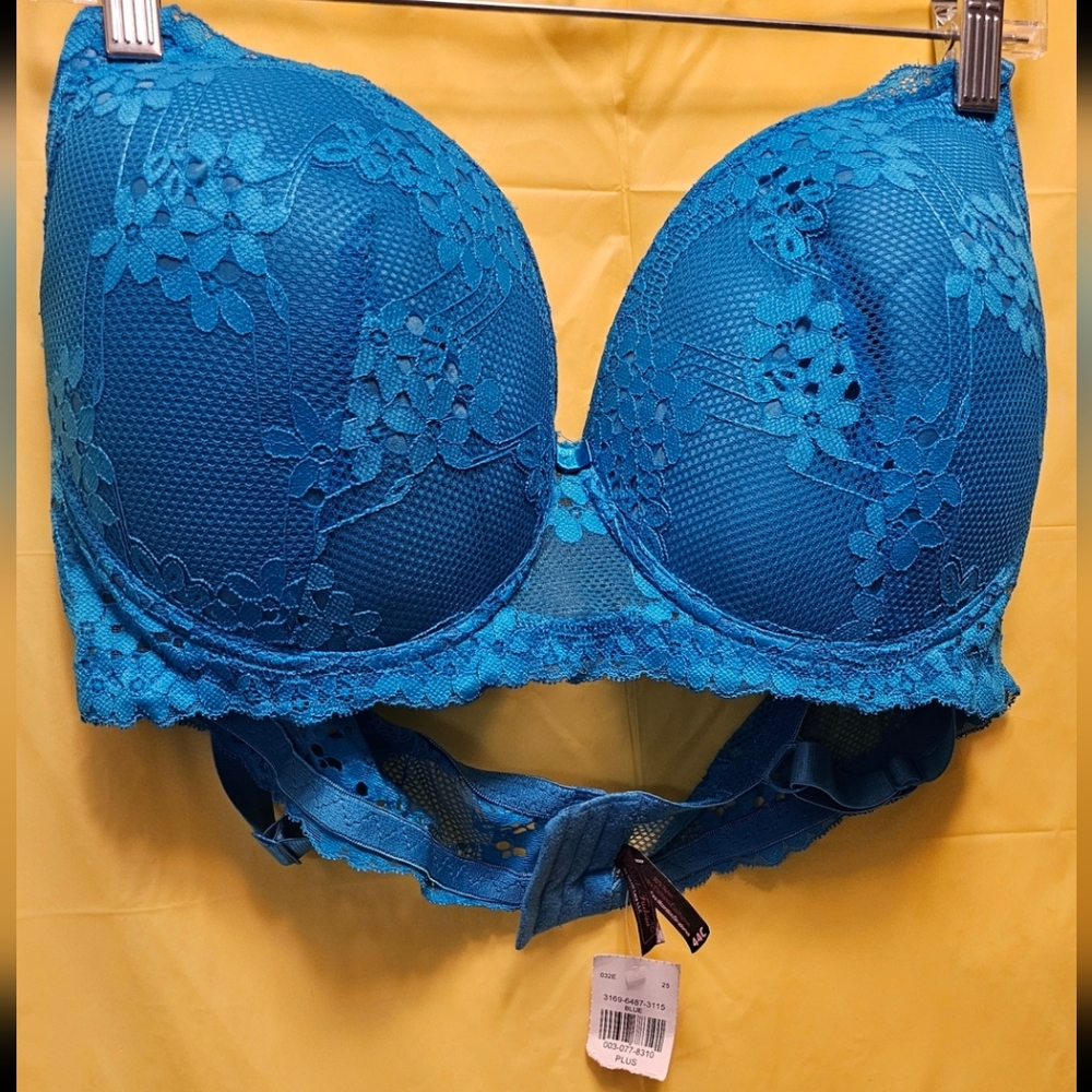 BLACK FUCHSIA  Woman's blue lace bra size 44C